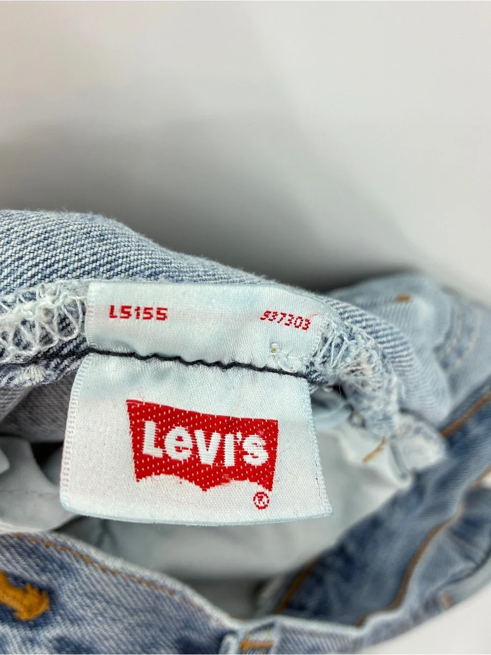 Levi’s Vintage 90s Men’s 501 Distressed Denim Jeans Button Fly Broken-In 35x29